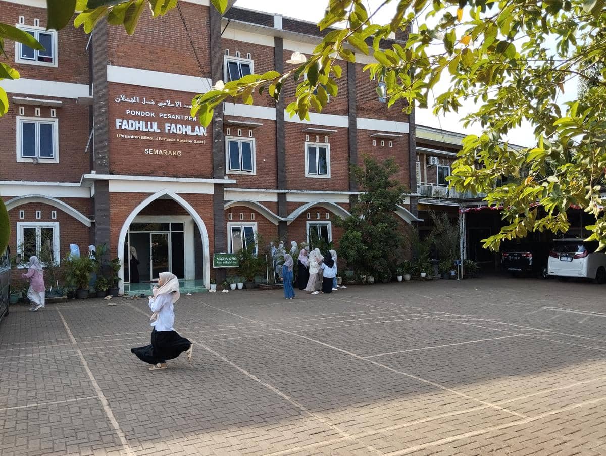 Sejumlah santriwati mengikuti Olimpiade Aksi dan Syiar Ekonomi Syariah (OASE) 2026 yang diadakan Kantor Perwakilan Bank Indonesia (BI) Provi