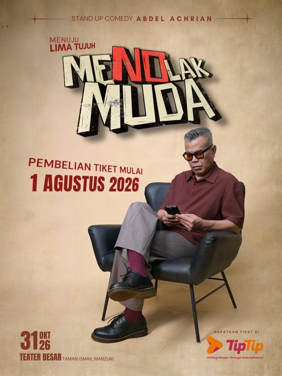 Abdel Achrian tampil dalam materi promosi pertunjukan stand-up comedy “Menuju Lima Tujuh: Menolak Muda”.