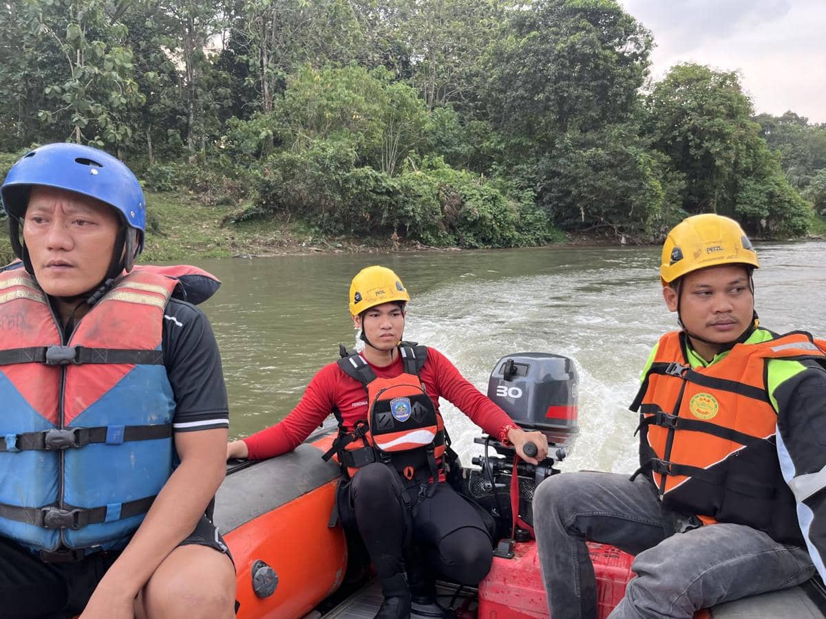Operasi pencarian terhadap korban hilang di Sungai Enim, Muara Enim, Sumsel 