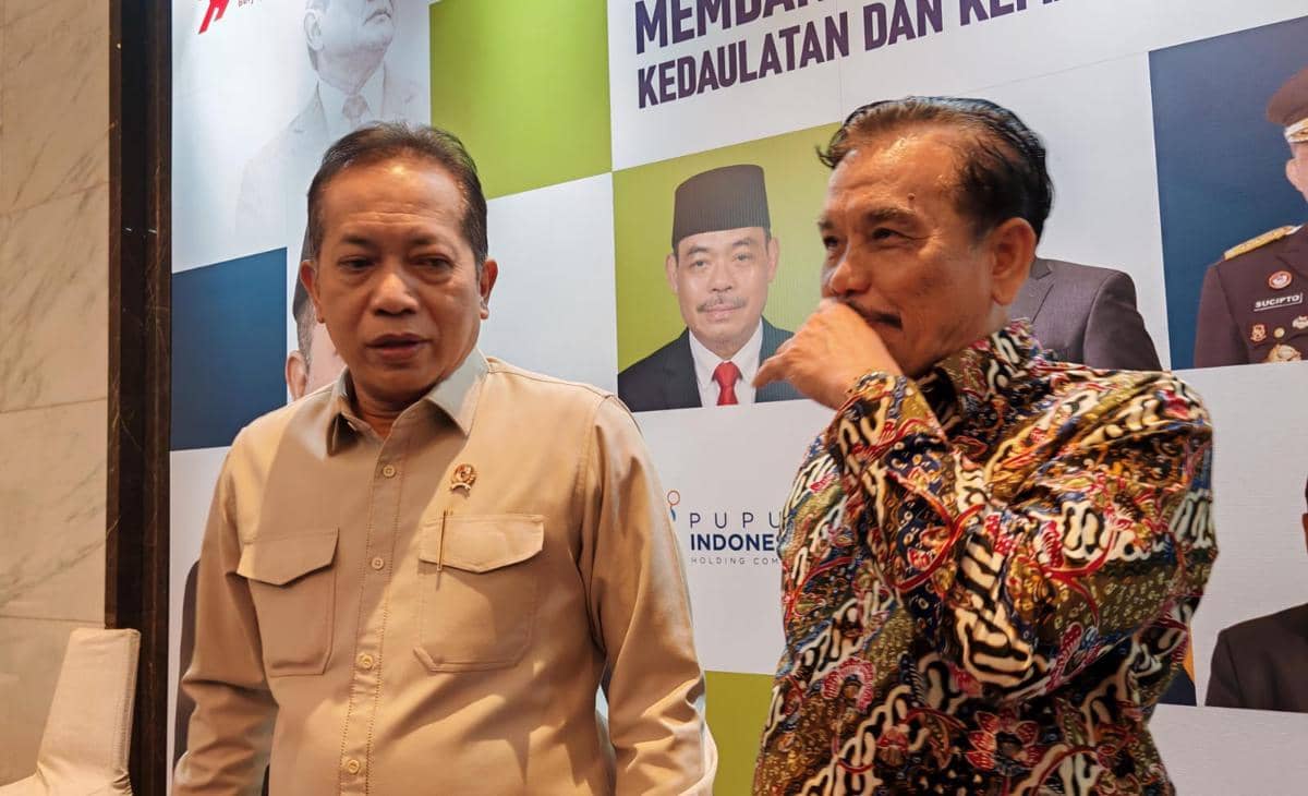 Menteri Koperasi, Ferry Juliantono bersama Ketua Dewan Direktur GREAT Institute, Syahganda Nainggolan (IDN Times/Ilman Nafi'an)