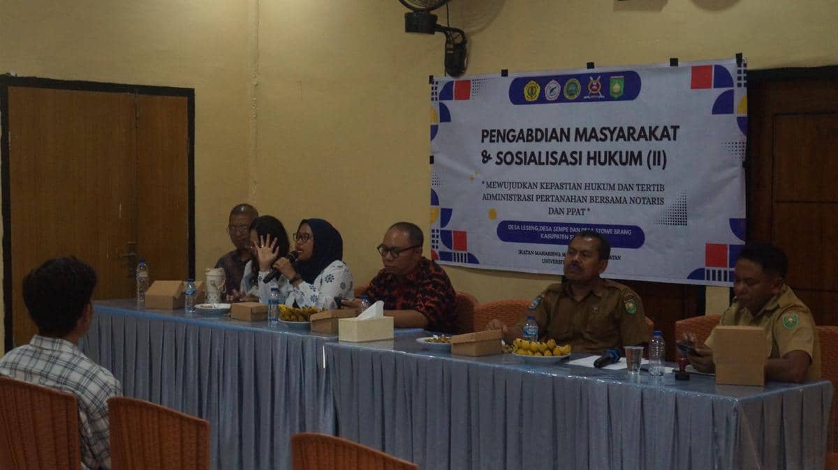 Mahasiswa Unram dan Pengda Sumbawa dan Sumbawa Barat Ikatan Notaris Indonesia pada kegiatan di Desa Leseng. (Dok.IMMK)