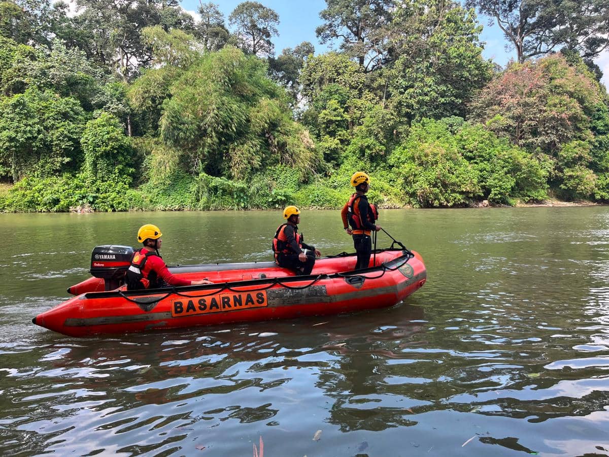 Operasi pencarian terhadap korban hilang di Sungai Enim, Muara Enim, Sumsel 