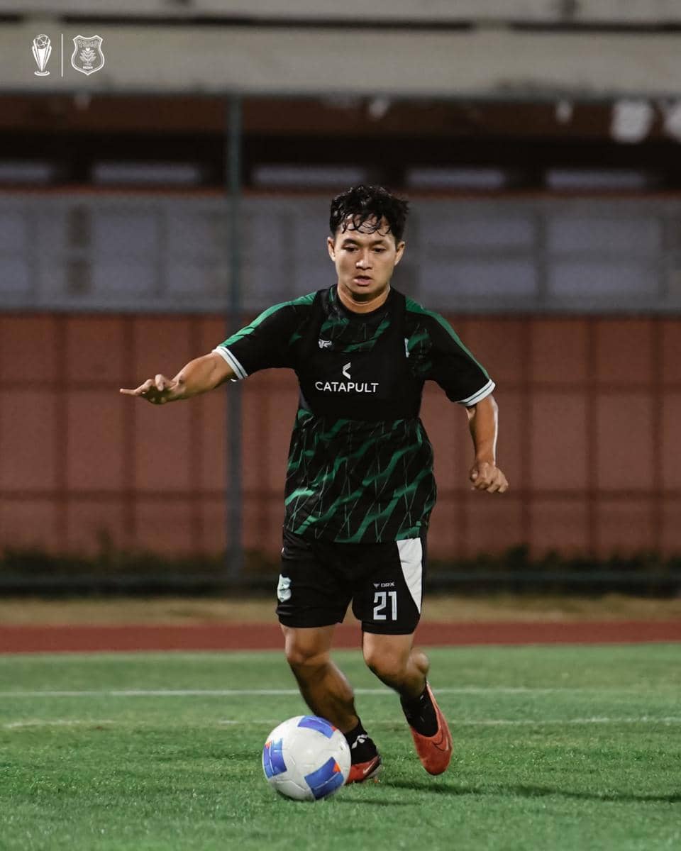 Pemain PSMS Dani Saputra menjalani sesi latihan sebagai persiapan menghadapi Persebaya menjelang pertandingan.