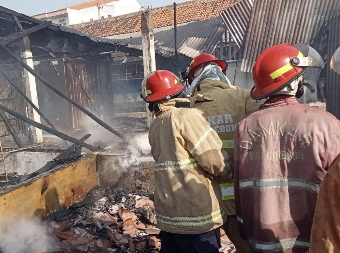 'Neraka' Siang Bolong di Cirebon, Puluhan Lapak Pasar Tinggal Arang
