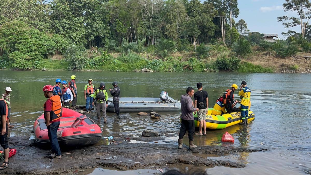 Operasi pencarian terhadap korban hilang di Sungai Enim, Muara Enim, Sumsel 