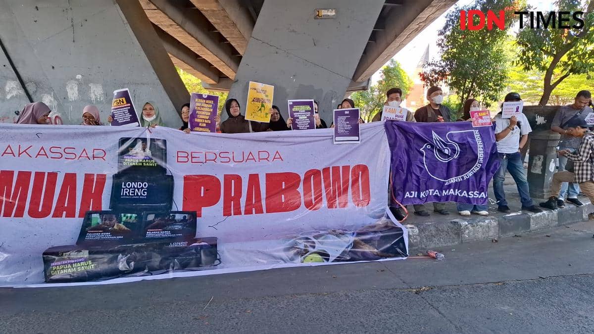 Jurnalis media cetak, online, radio, dan televisi menggelar aksi unjuk rasa di bawah jembatan Fly Over, A.P Pettarani, Kota Makassar, Sulawe