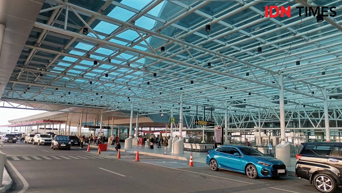 Suasana area terminal keberangkatan Bandara Sultan Hasanuddin di Makassar dengan deretan kursi dan penumpang.