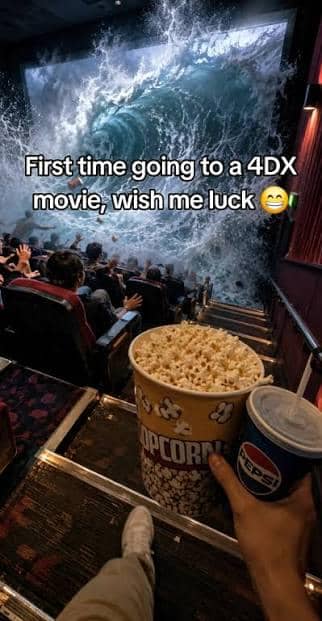 Meme tentang pengalaman menonton film di bioskop 4DX yang diunggah oleh akun TikTok @zamirstuff.