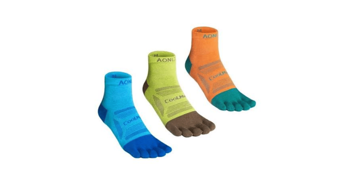Produk kaus kaki merek AONIJIE dari aonijie.id dengan tampilan sederhana sebagai aksesori untuk dikenakan pada kaki.