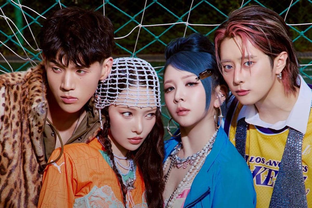 Potret grup KARD dalam unggahan Instagram resmi mereka, dengan para anggota tampil bersama menghadap kamera.