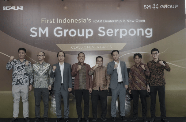 Tampak depan diler iCAR dengan fasad modern dan area parkir, berlokasi di Serpong, Tangerang Selatan.