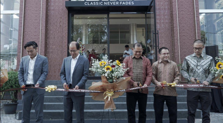 Sejumlah perwakilan berdiri di depan diler iCAR saat seremoni peresmian diler pertama iCAR berlangsung.