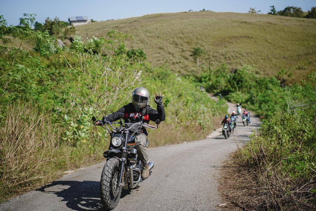 Perwakilan Motul bersama pegiat touring dan anggota komunitas dalam kegiatan kolaborasi otomotif.