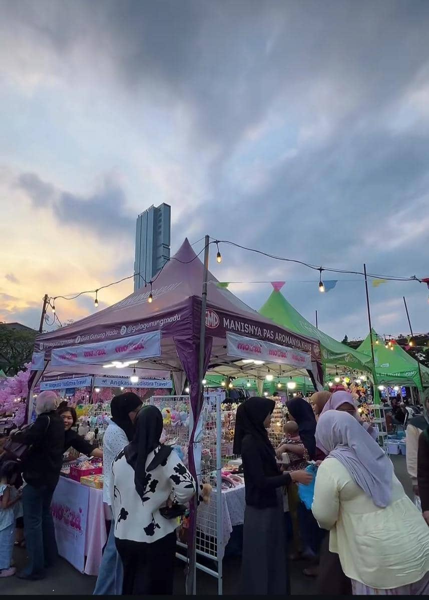 Suasana Nippon Sai Matsuri, festival Jepang terbesar di Lampung, dengan pengunjung dan dekorasi bernuansa Jepang.