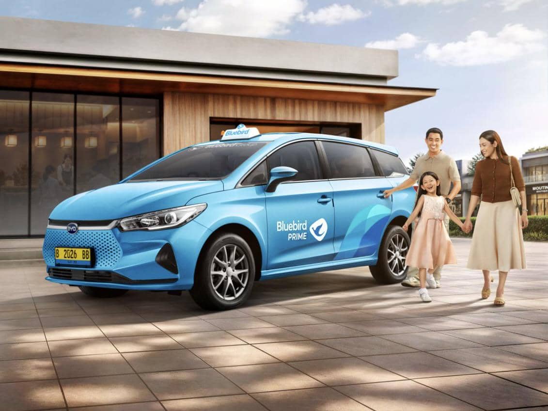 Sigit dan Andre Djokosoetono berada di depan armada Bluebird Prime, dengan sejumlah kendaraan di belakang mereka.