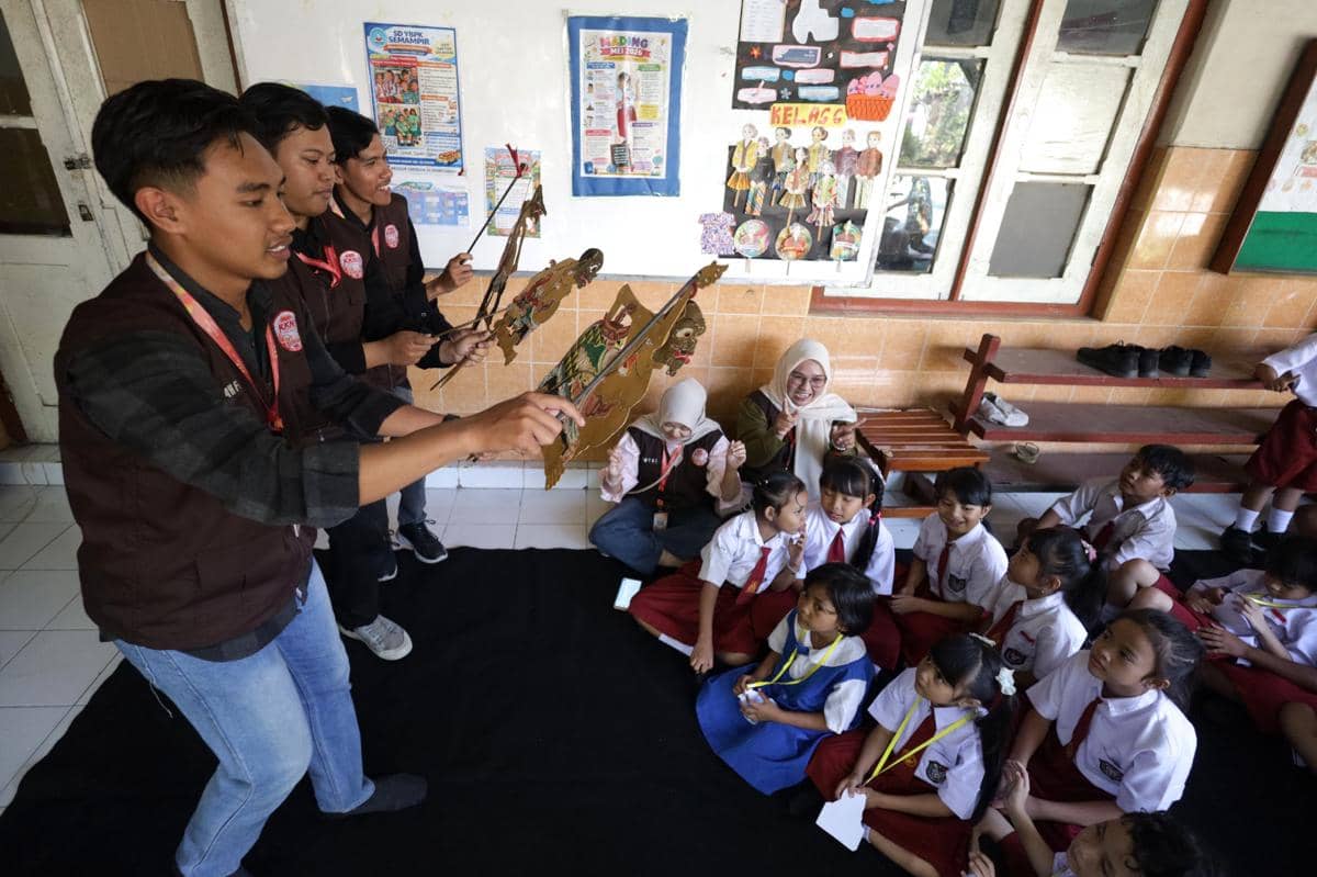 Mahasiswa peserta Kuliah Kerja Nyata (KKN) Universitas Islam Negeri (UIN) Syekh Wasil memainkan wayang kulit dengan lakon Bagong Dibully di 