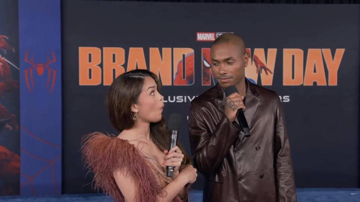 Steve Lacy mengenakan busana serba hitam saat wawancara di karpet biru acara Spider-Man: Brand New Day.