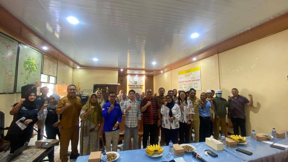 Mahasiswa Unram dan Pengda Sumbawa dan Sumbawa Barat Ikatan Notaris Indonesia pada kegiatan di Desa Leseng. (Dok.IMMK)