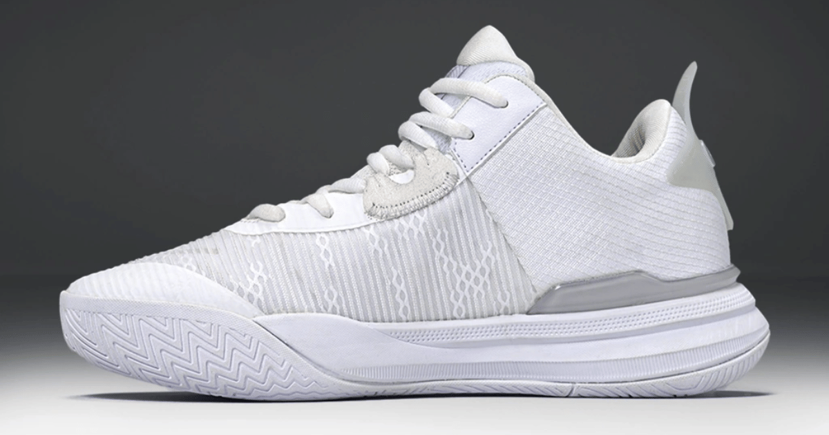 Sepatu basket Kanky RC-01 diposisikan dalam tampilan produk untuk memperlihatkan desain dan detail siluetnya.
