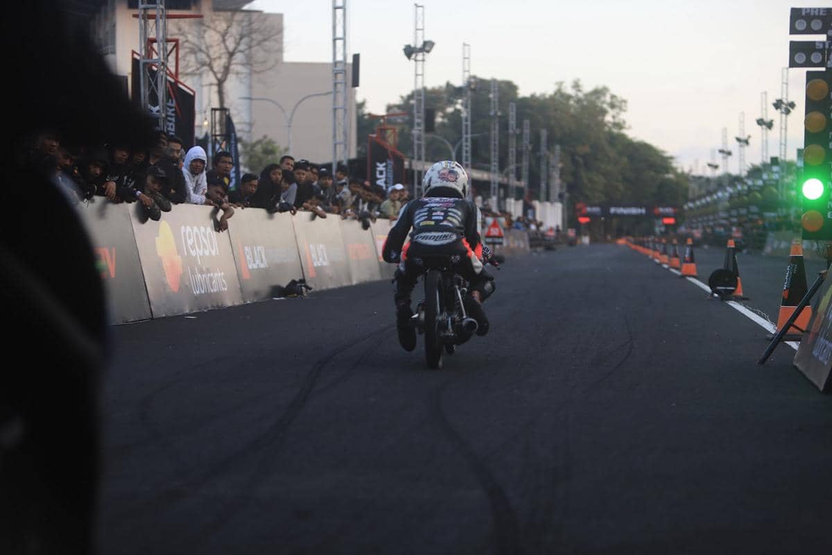 Visual Repsol yang menyoroti peran motorsport sebagai bagian penting dalam pengembangan inovasi perusahaan.