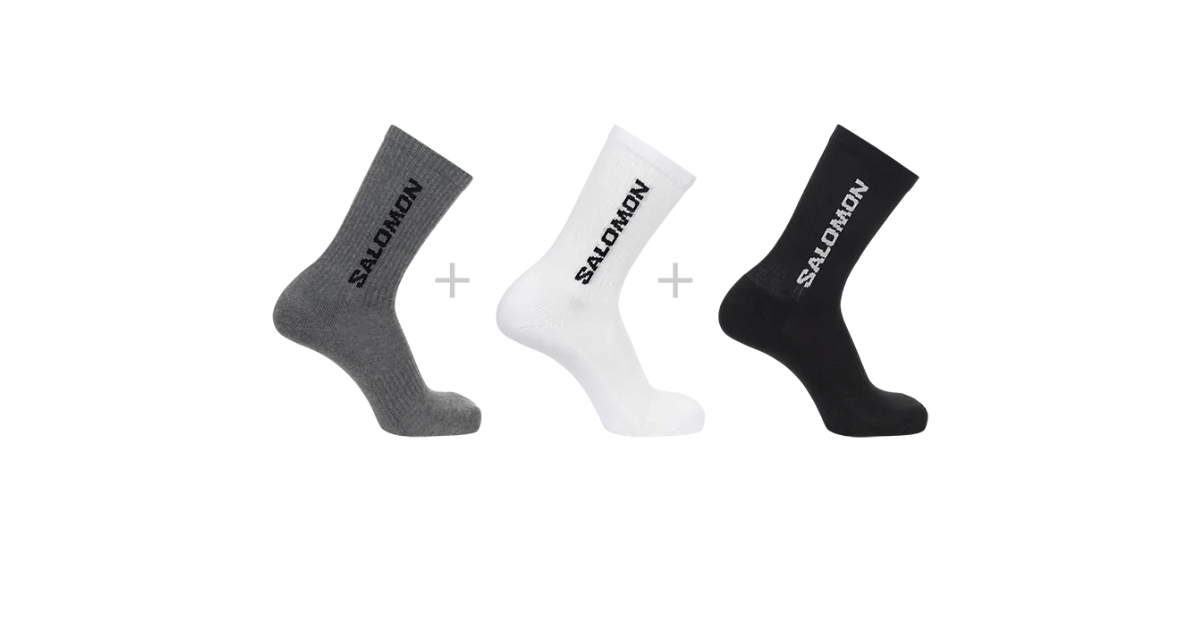 Sepasang kaus kaki Salomon berwarna hitam dengan logo merek, dirancang untuk aktivitas olahraga luar ruang.