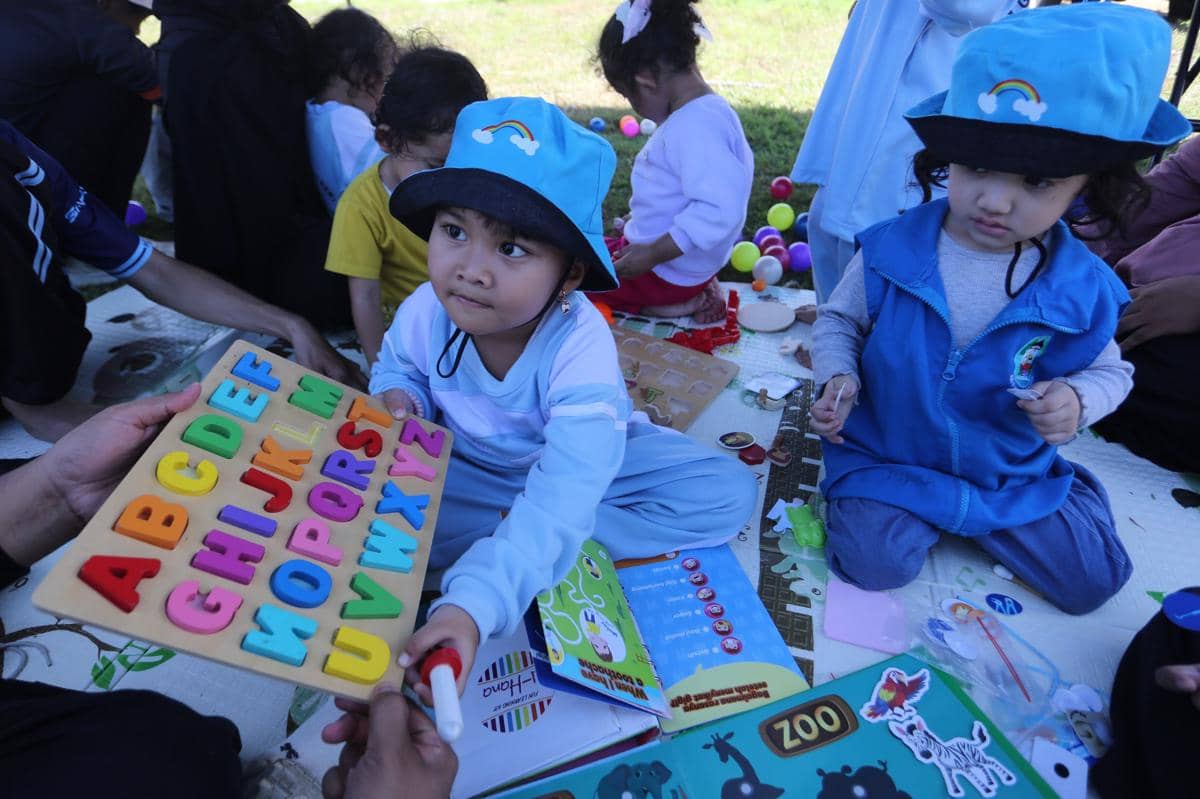 Anak-anak usia dini belajar dan bermain pada peringatan Hari Anak Nasional (HAN) 2026 di UPTD Rumoh Sejahtera Aneuk Nanggroe, Aceh Besar, Ac