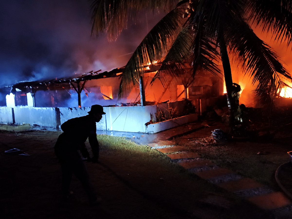 Resort di Pesibar Ludes Terbakar, Paspor Turis Australia Ikut Hangus