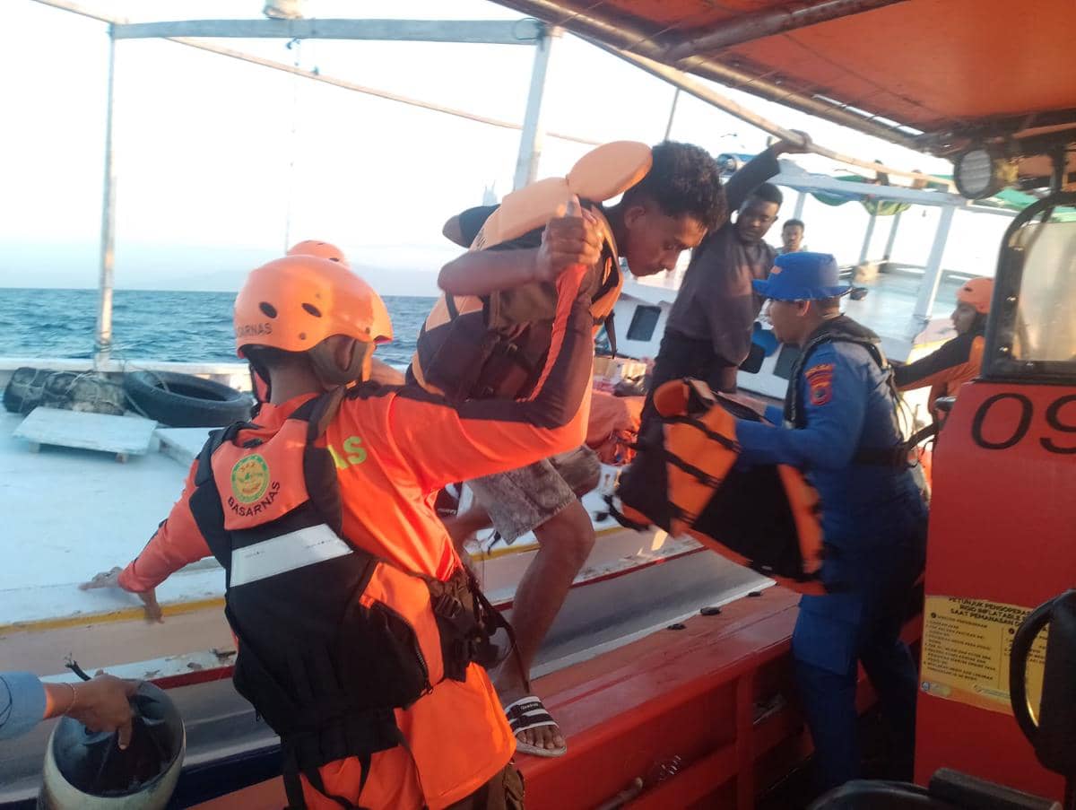 Dramatis! Kapal dengan Tujuh Kru Mati Mesin di Pulau Pemana NTT
