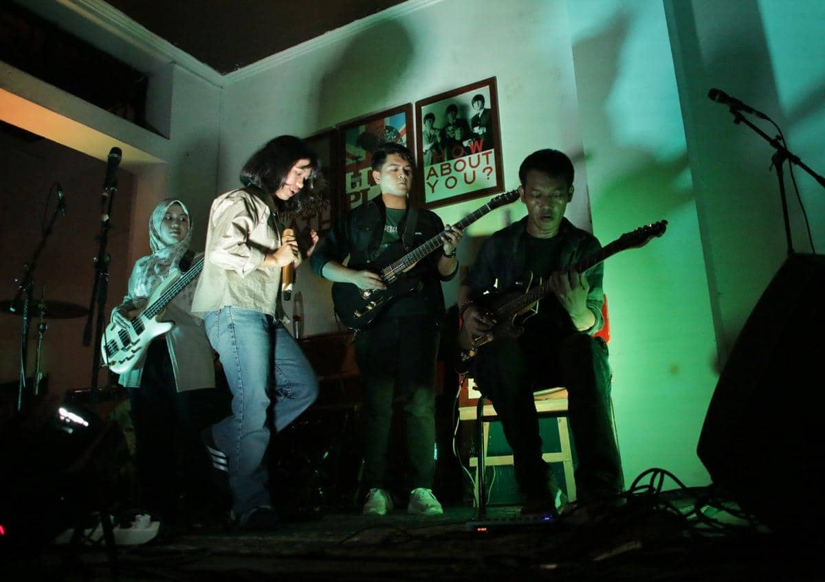 Band Merahati tampil di atas panggung dalam acara In Release volume 1 di Medan dengan pencahayaan panggung berwarna.