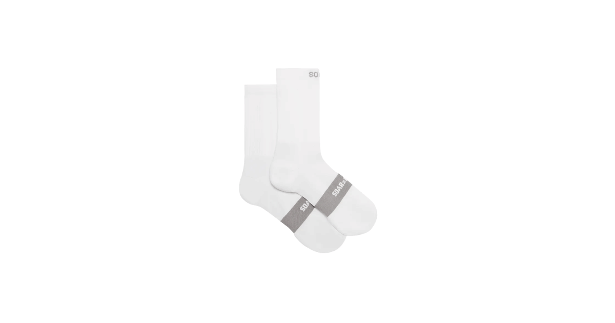 Beragam kaos kaki bermerek Soar dalam pilihan warna putih, hitam, dan krem dengan desain sederhana untuk penggunaan sehari-hari.