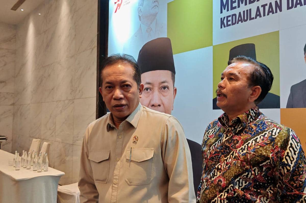 Menteri Koperasi, Ferry Juliantono bersama Ketua Dewan Direktur GREAT Institute, Syahganda Nainggolan (IDN Times/Ilman Nafi'an)
