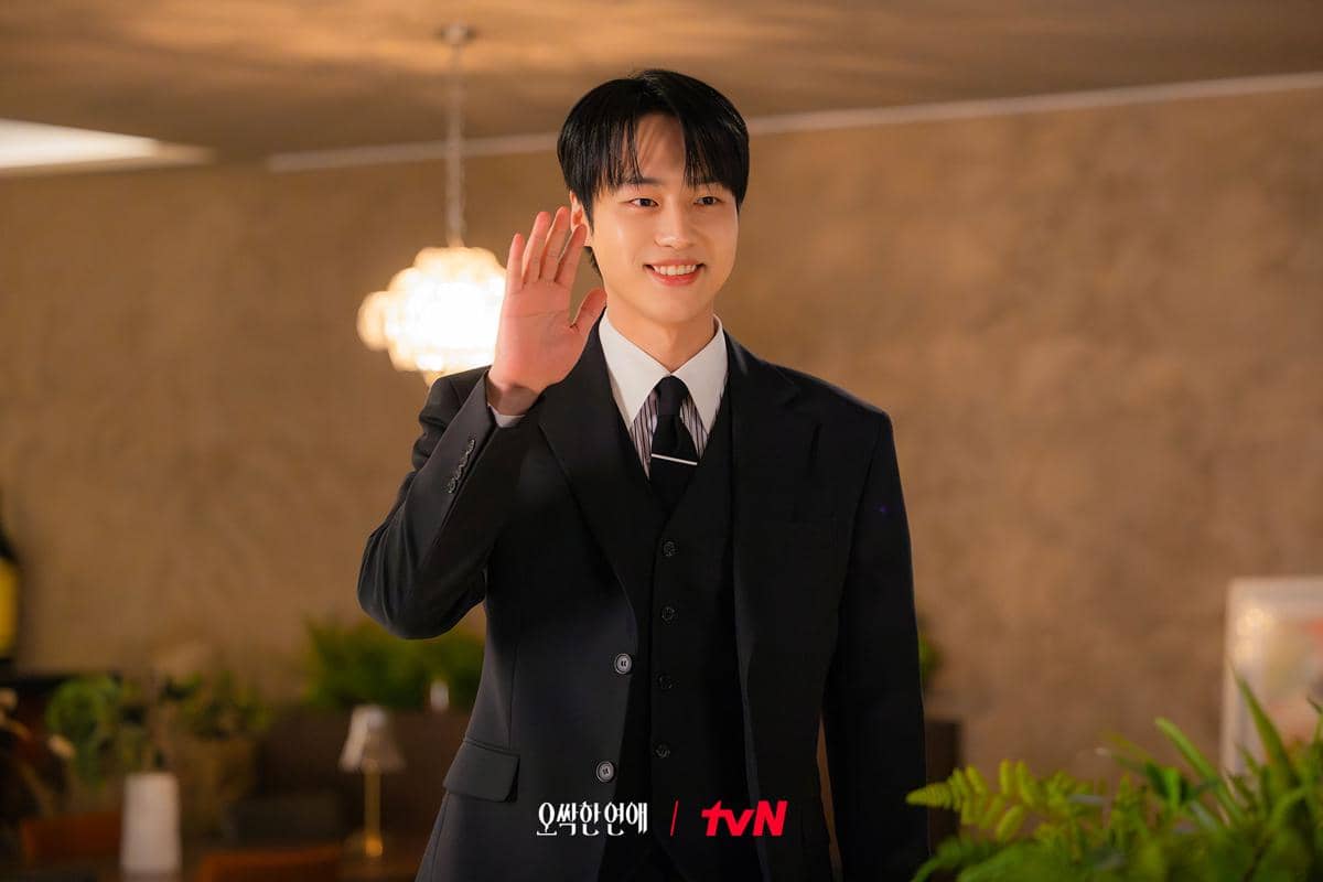 Cuplikan drama Korea Spooky in Love yang menampilkan adegan para pemeran dari unggahan Instagram tvN Drama.