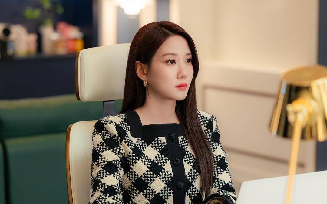 Cuplikan drama Spooky in Love dari akun Instagram tvN Drama, memperlihatkan adegan dalam serial tersebut.