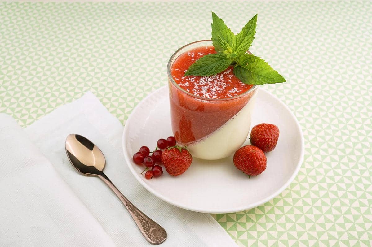 ilustrasi puding merah putih