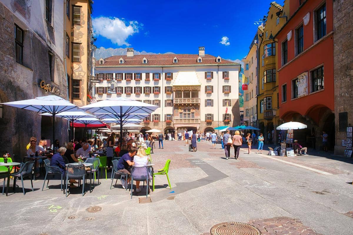 potret orang-orang bersantai di kafe Kota Tua Innsbruck