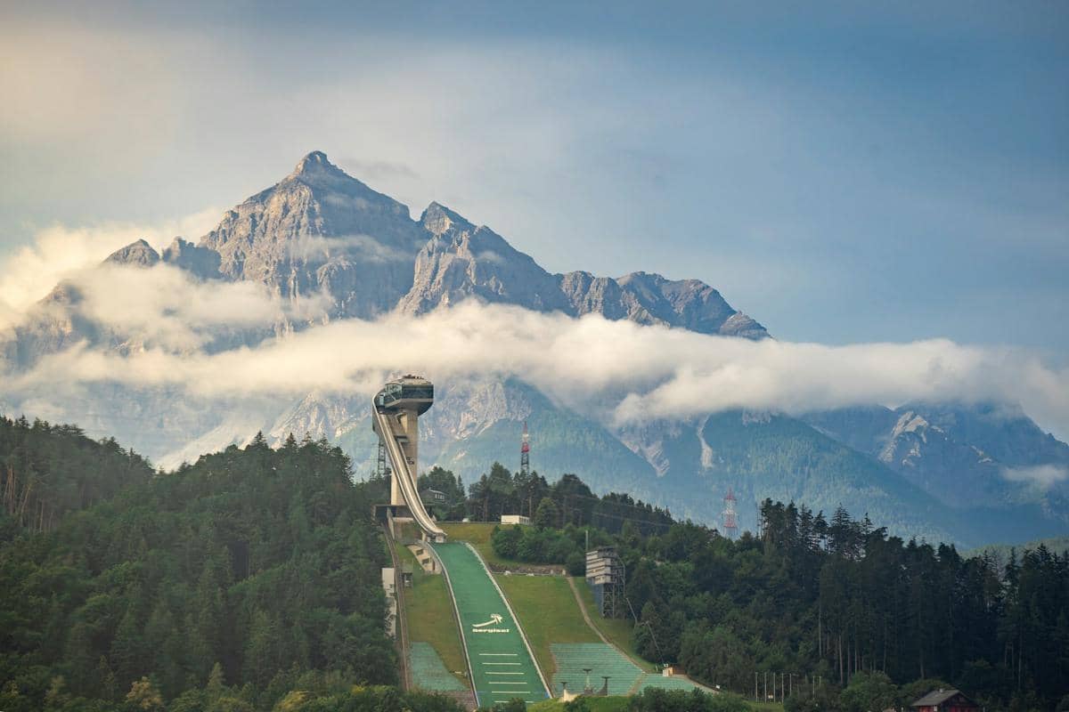 Beegisel Ski Jump dengan latar pegunungan Alpen