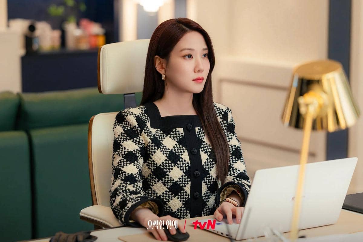 Potongan adegan dari drama Spooky in Love produksi tvN, memperlihatkan momen dalam cerita serial tersebut.
