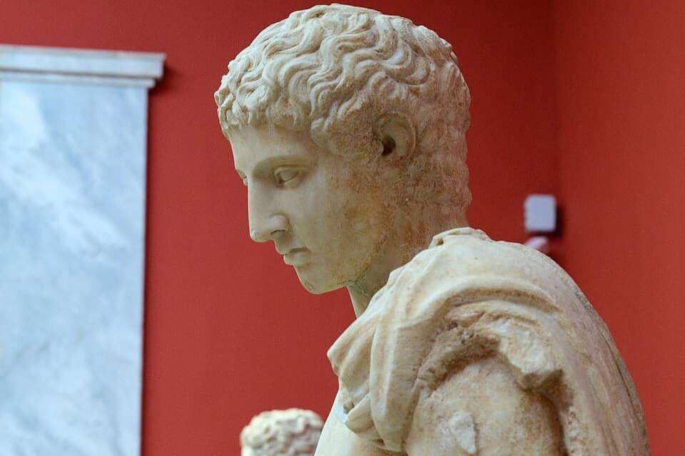 Patung Hermes yang ditemukan di Aigion, Peloponnese, di Museum Arkeologi Nasional di Athena.