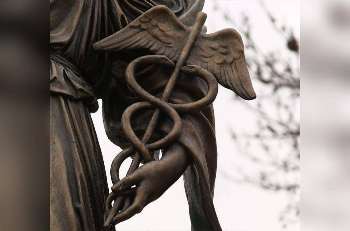 monumen perunggu "Hygeia" karya Giuseppe Moretti tahun 1922 untuk Personel Medis Perang Dunia di Pittsburgh, PA