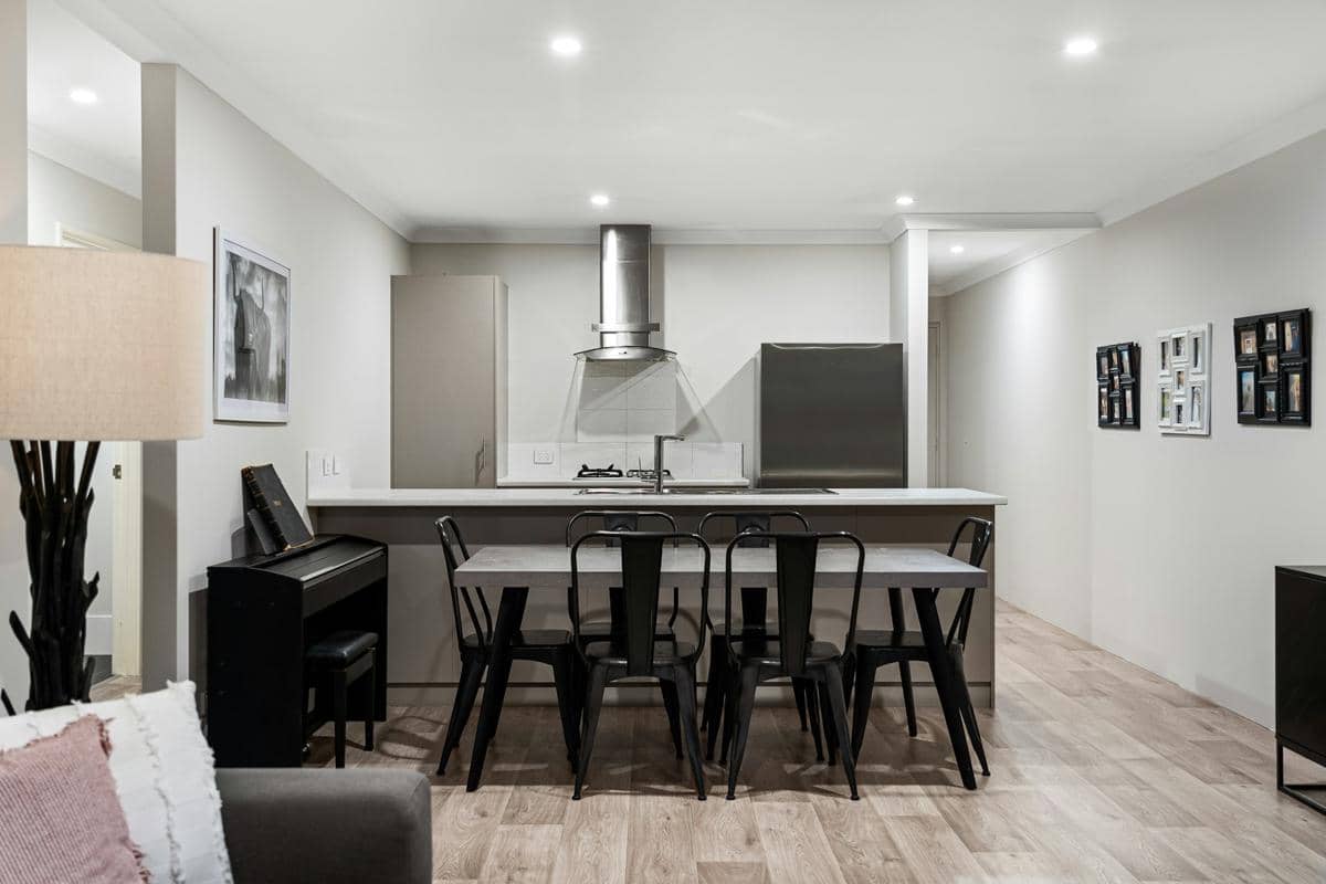 https://unsplash.com/id/foto/ruang-tamu-yang-dipenuhi-dengan-furnitur-dan-dapur-4OECeiIBJ1I