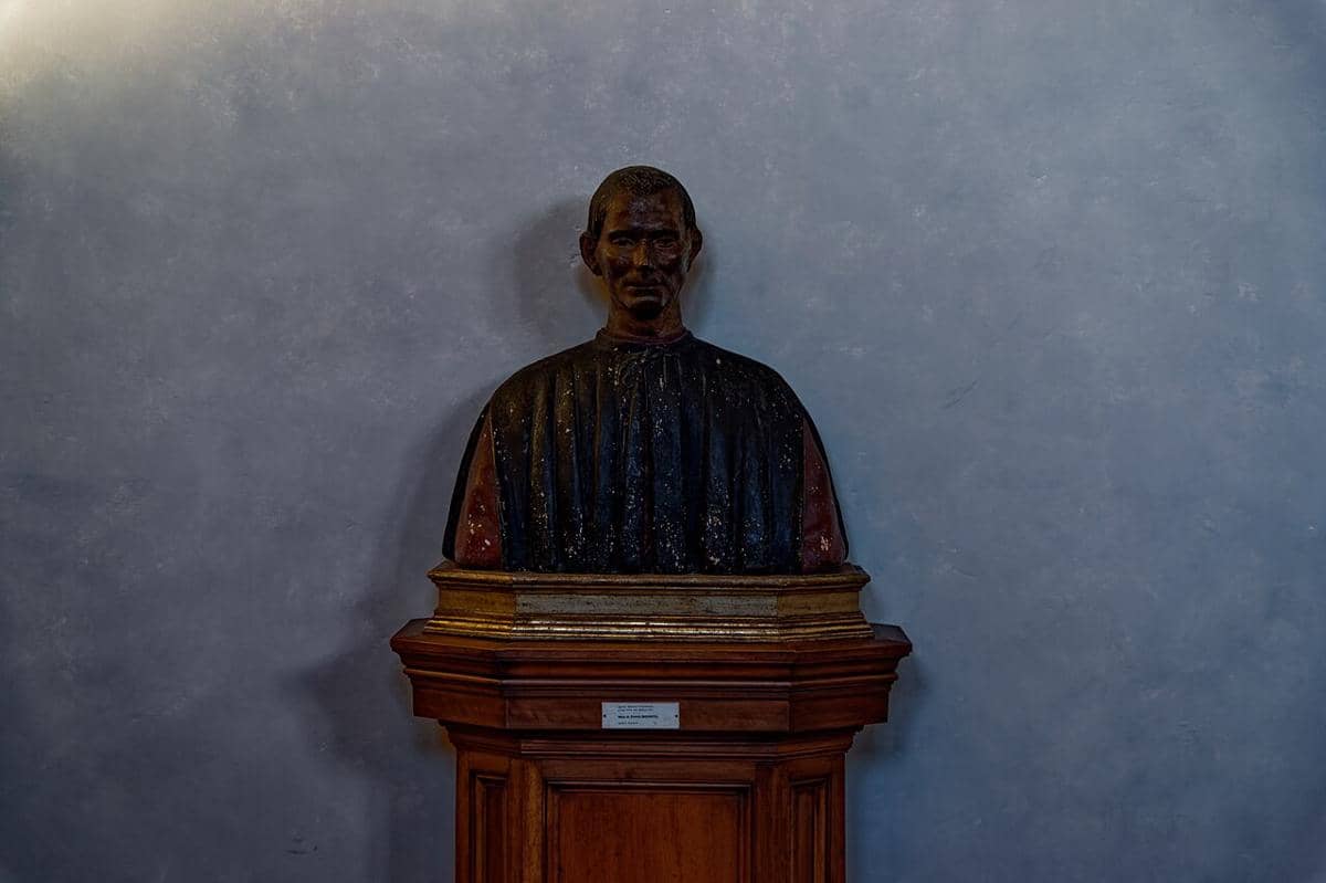 Patung dada Niccolò Machiavelli di Palazzo Vecchio, Florence, Italia