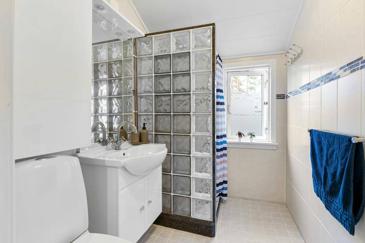 5 Desain Glass Block Kamar Mandi Minimalis, Ciptakan Efek Visual Unik!