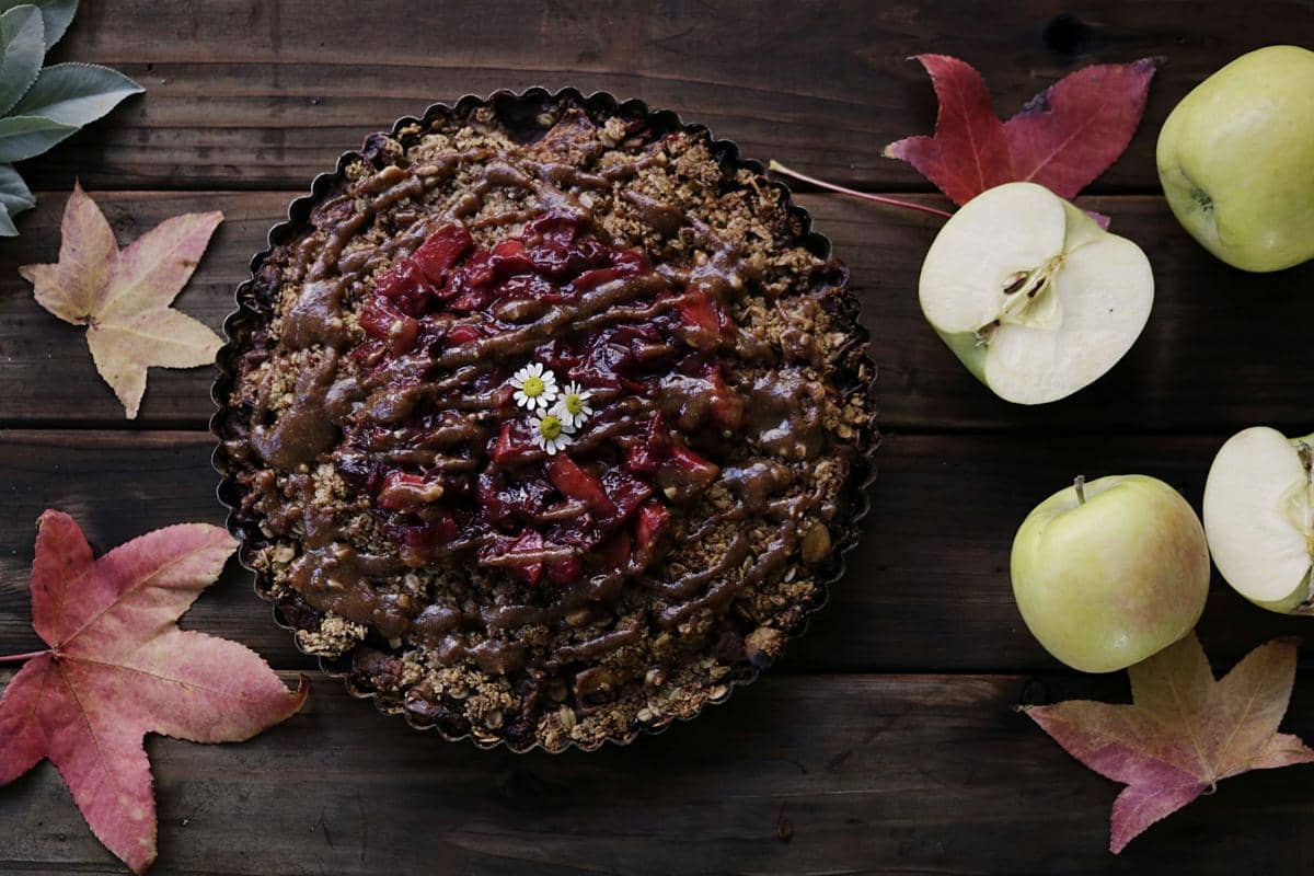 ilustrasi sajian cobbler apel dan cranberry
