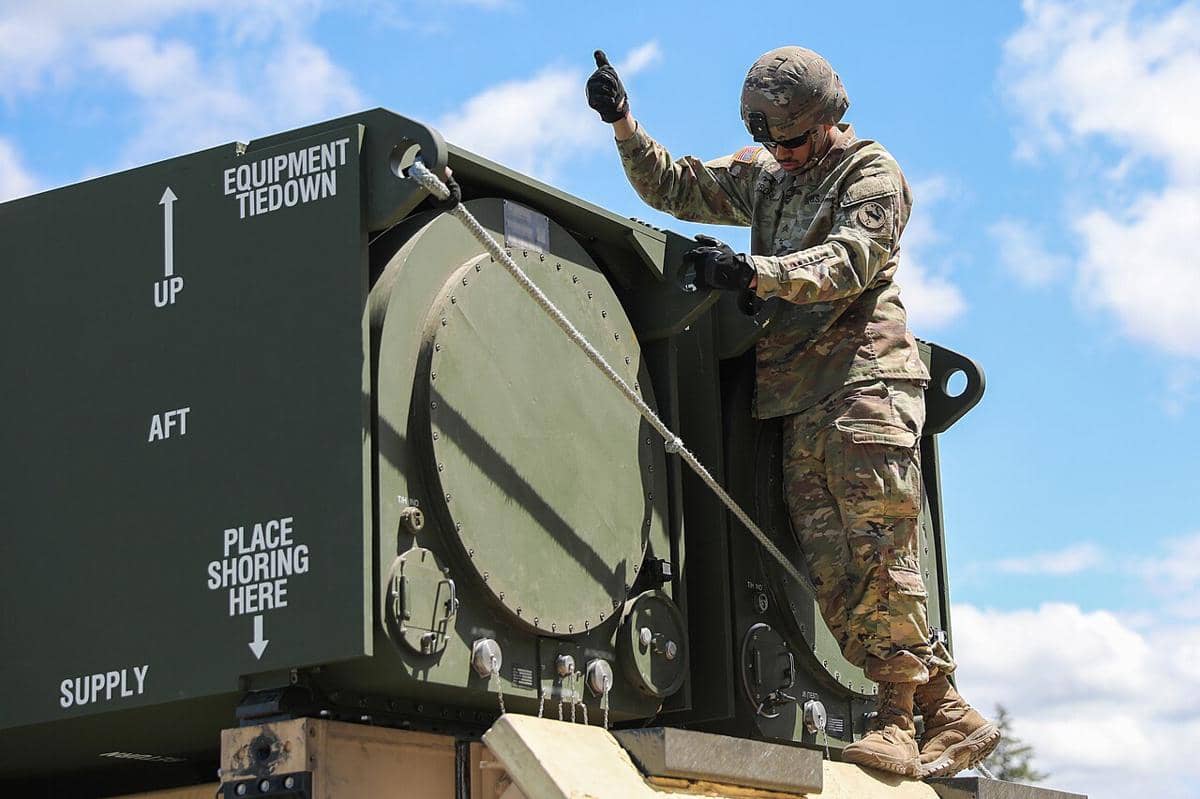 potret seorang prajurit yang sedang menempatkan tabung rudal hipersonik Dark Eagle di transporter erector launcher