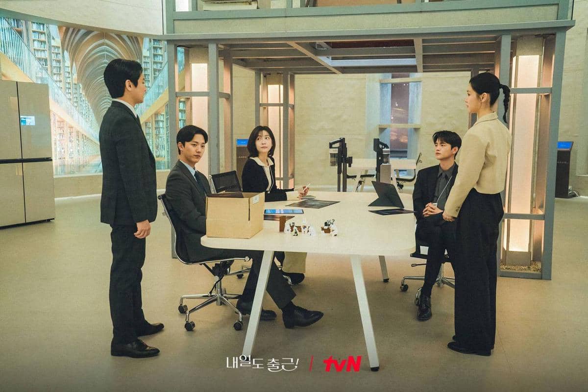 cuplikan drama See You at Work Tomorrow