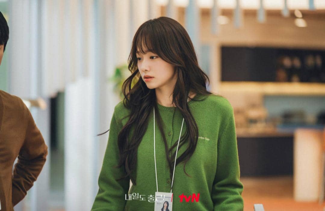 Cuplikan adegan drama See You at Work Tomorrow dari tvN, memperlihatkan salah satu momen dalam serial tersebut.