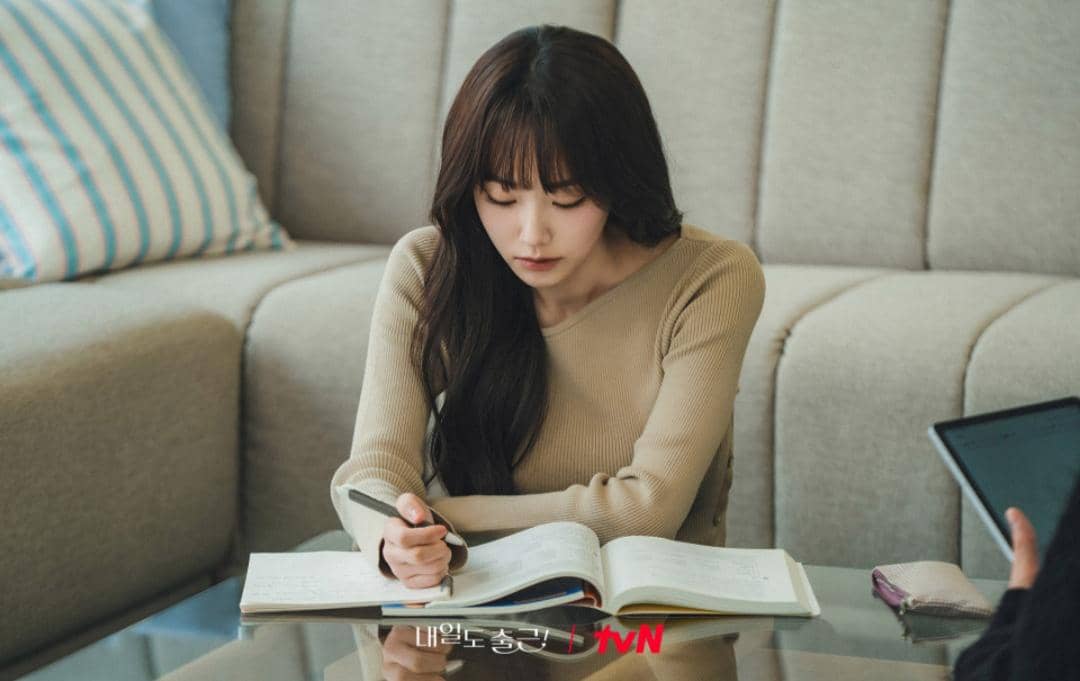 Cuplikan drama See You at Work Tomorrow dari tvN dengan adegan para pemeran dalam salah satu momen serial.