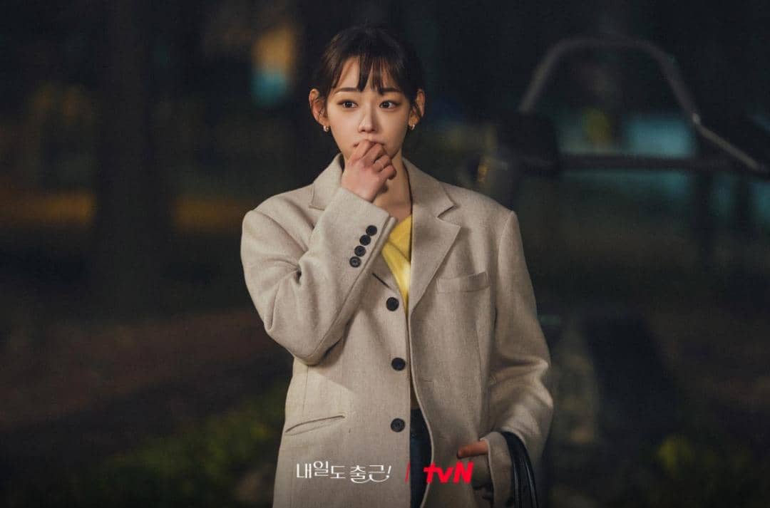 Cuplikan adegan drama Korea See You at Work Tomorrow dari tvN, memperlihatkan momen dalam serial tersebut.
