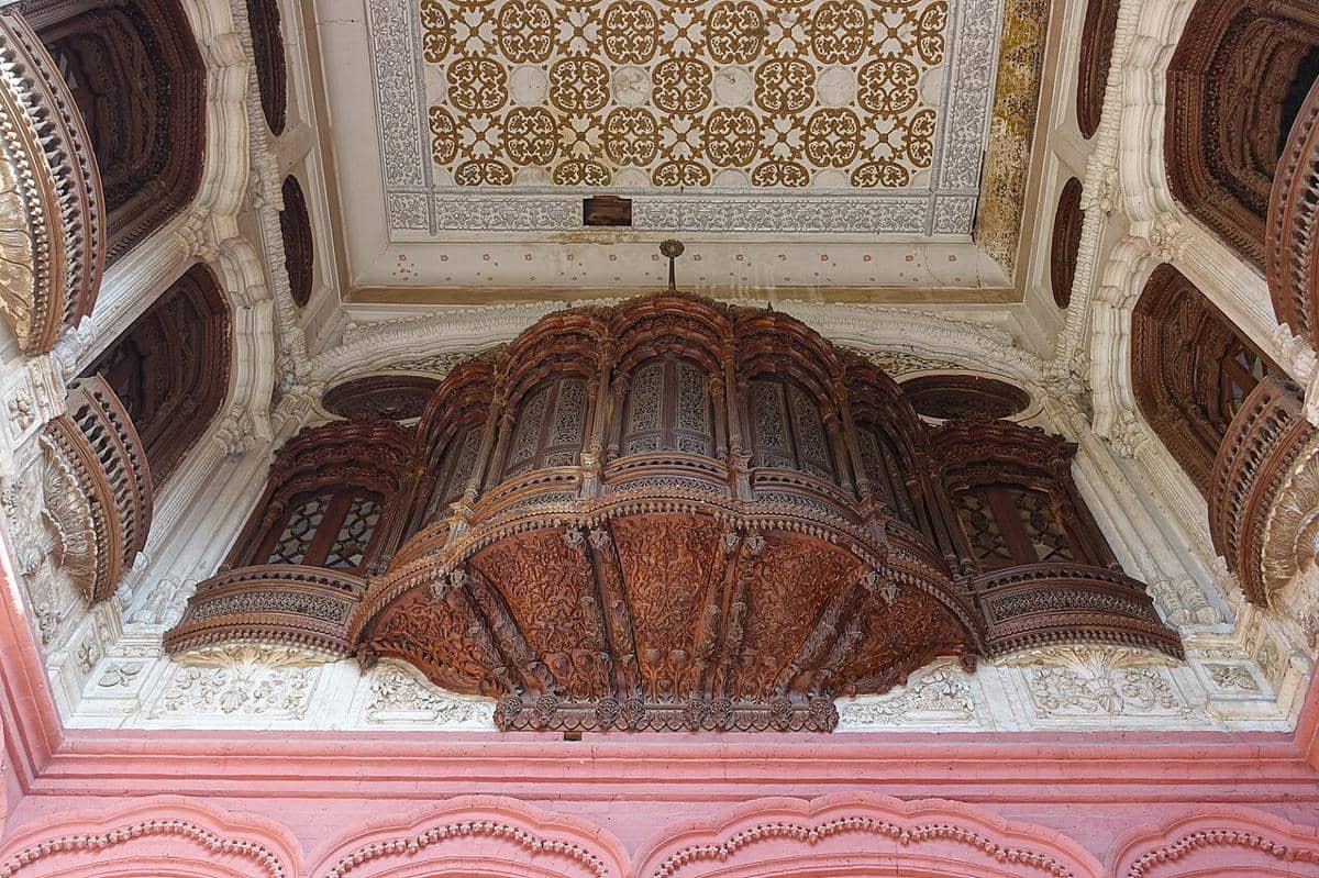Ukiran kayu yang rumit pada balkon interior di Omar Hayat Mahal di Chiniot, Pakistan.