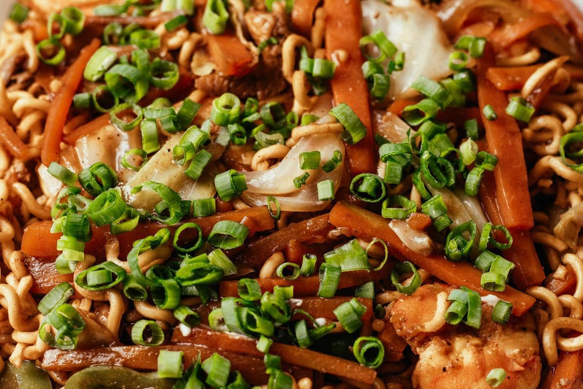 ilustrasi sajian ayam teriyaki ramen panggang